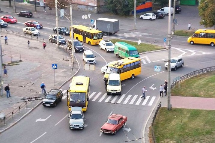 Подвійна ДТП на Кругу: маршрутки врізалися в авто (Фото)