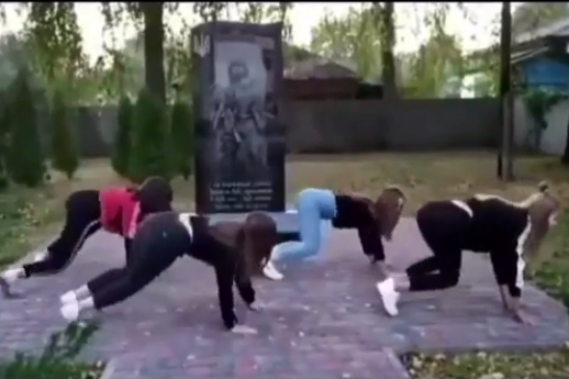 На Чернігівщині підлітки танцювали тверк біля пам’ятника воїнам, які загинули на сході (Відеофакт)