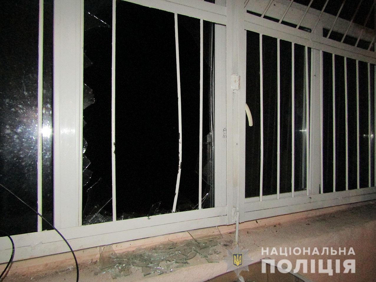 Грабували магазин, але забули про сигналізацію: на Чернігівщині затримали злодіїв