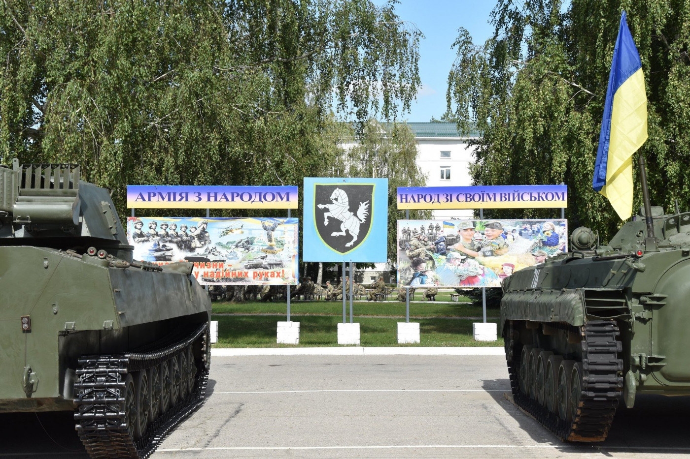 Стріляючий монумент танку та мінометний залп: на Чернігівщині вітали танкістів
