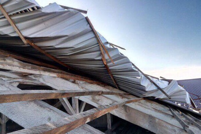 На Городнянщині сильний вітер позривав дахи з будинків і школи