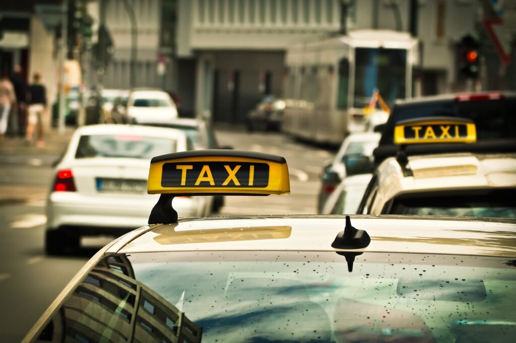 В чем преимущества такси перед личным авто?