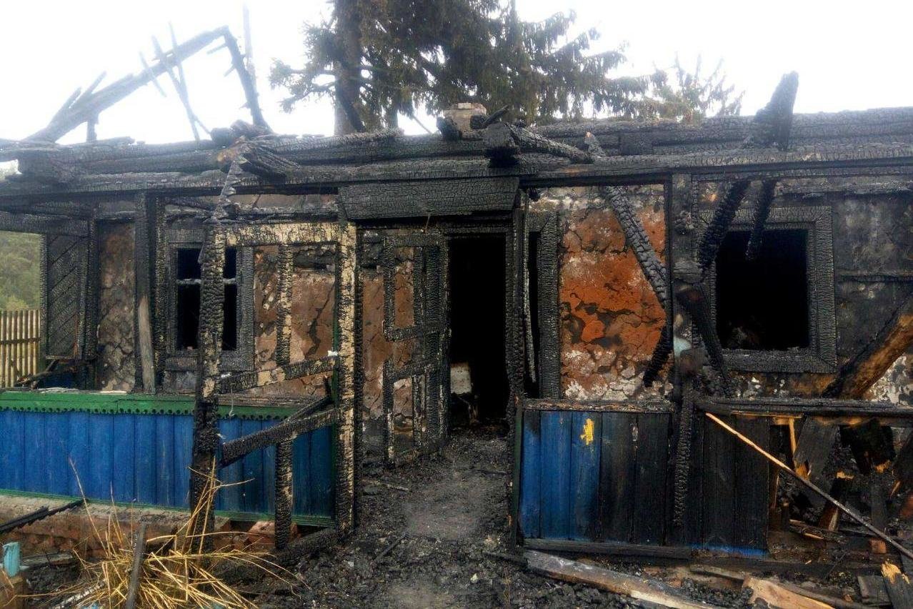 Залишились без даху над головою: на Чернігівщині згорів будинок