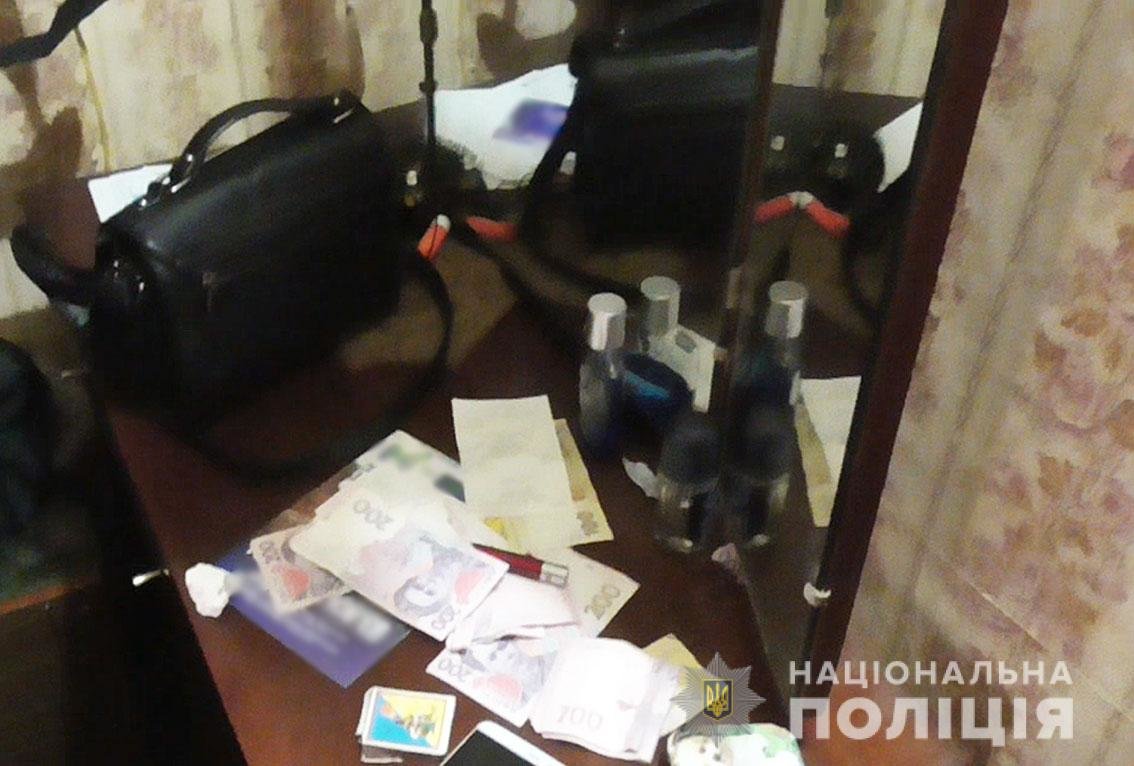 Повалив на землю та відібрав сумку: в день виборів на Чернігівщині пограбували жінку
