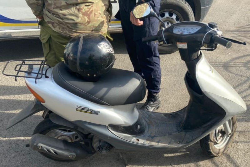 Посеред білого дня патрульні зупинили водія мопеда під кайфом (Фото)