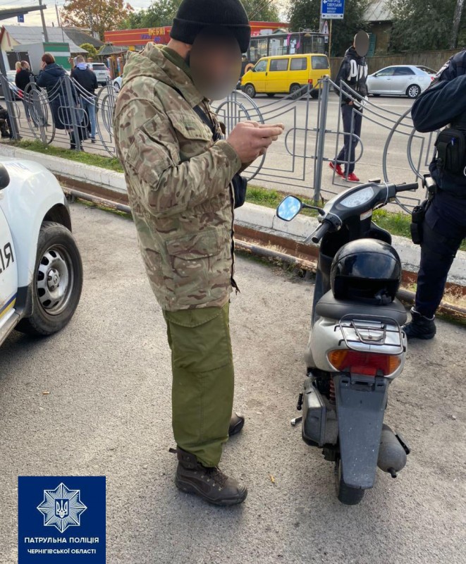 Посеред білого дня патрульні зупинили водія мопеда під кайфом (Фото)