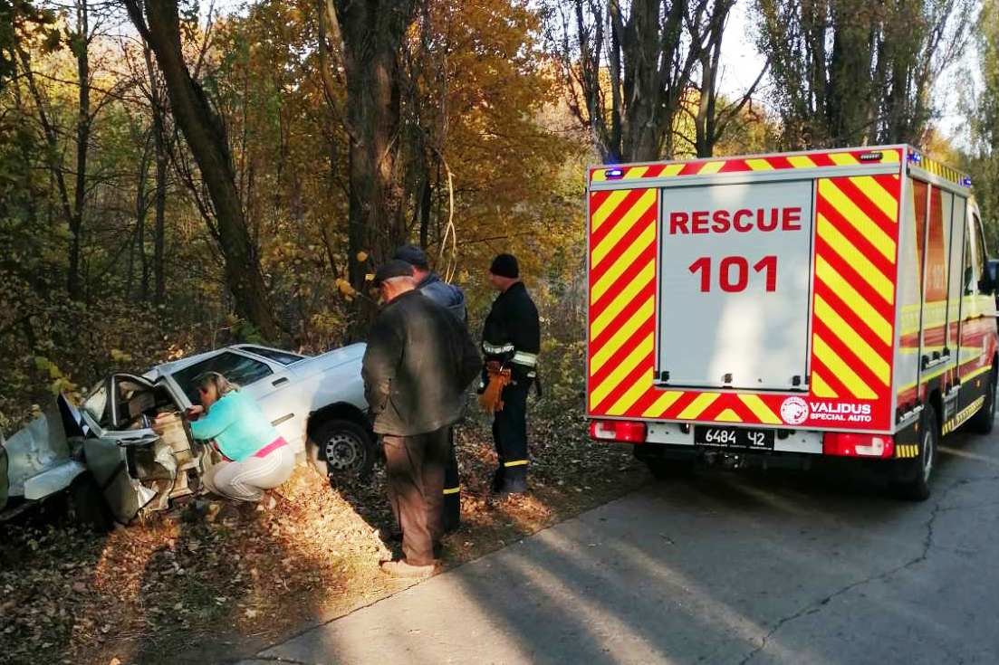 Не розминувся з деревом: на Чернігівщині водія довелося вирізати з автівки