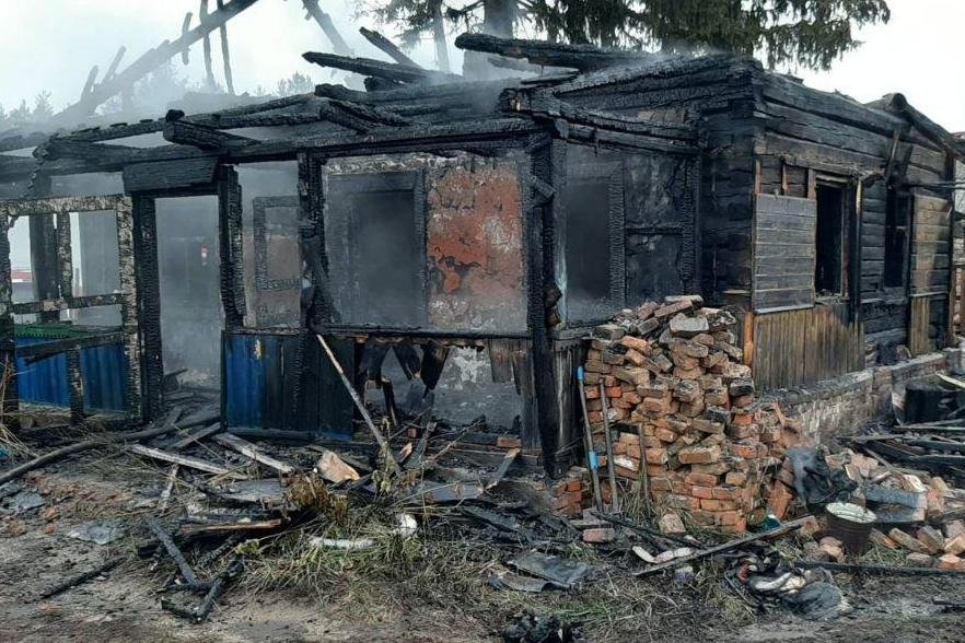 Залишились без даху над головою: на Чернігівщині згорів будинок