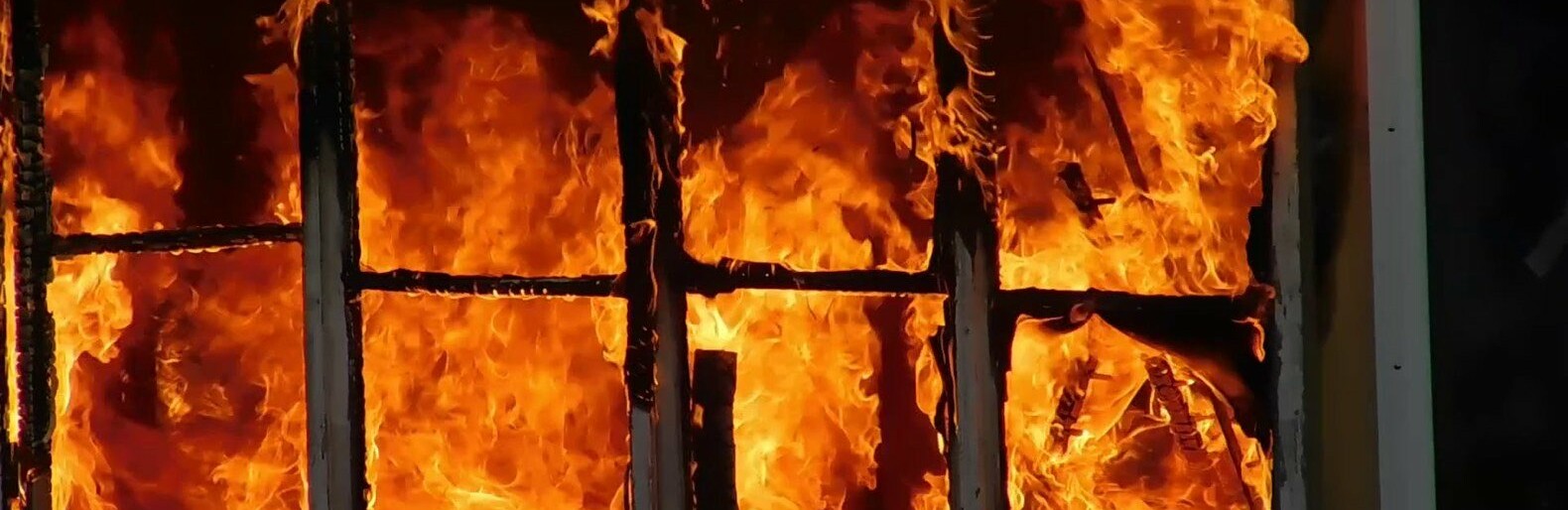 В пожежі, яка сталася неподалік Чернігова, ледь не загинула жінка