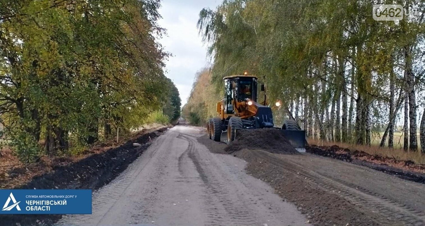 У Чернігівській області почали знімати старий асфальт на дорозі Т-25-27