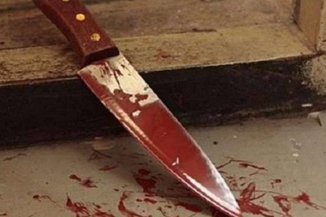 У Чернігові в електричці виявили чоловіка з ножовим пораненням