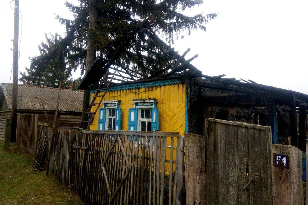 Залишились без даху над головою: на Чернігівщині згорів будинок