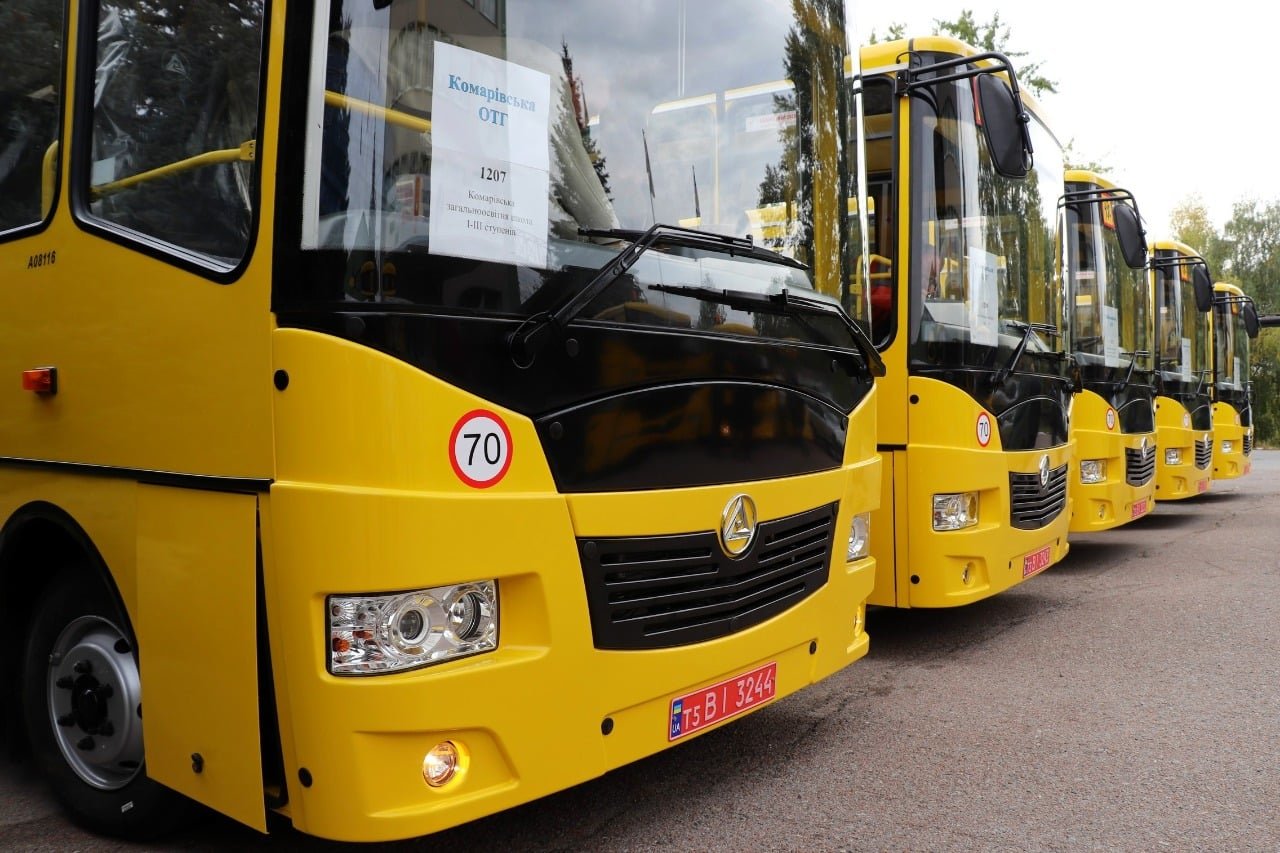 Школи Чернігівщини отримали 13 новеньких автобусів