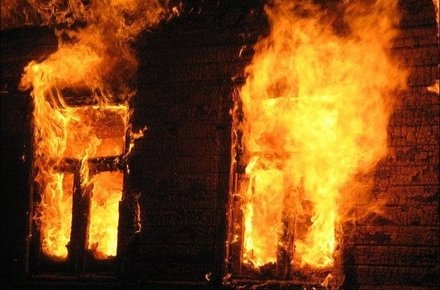 У Чернігові горів будинок: причини пожежі встановлюються