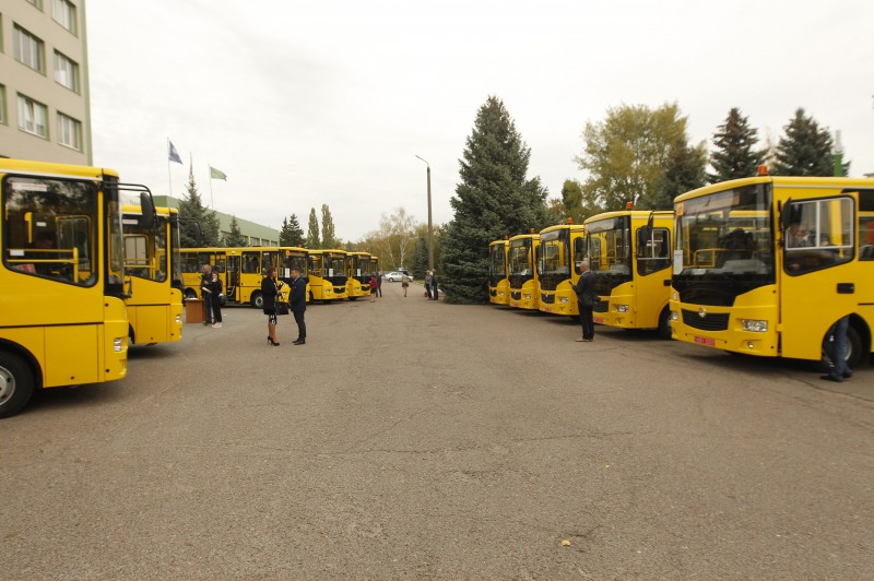 Школярів у різних куточках області підвозитимуть до школи 13 нових автобусів