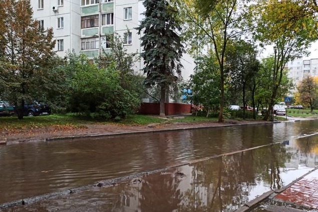 На Мстиславській злива перетворила нещодавно відремонтовану дорогу на річку (Відеофакт)
