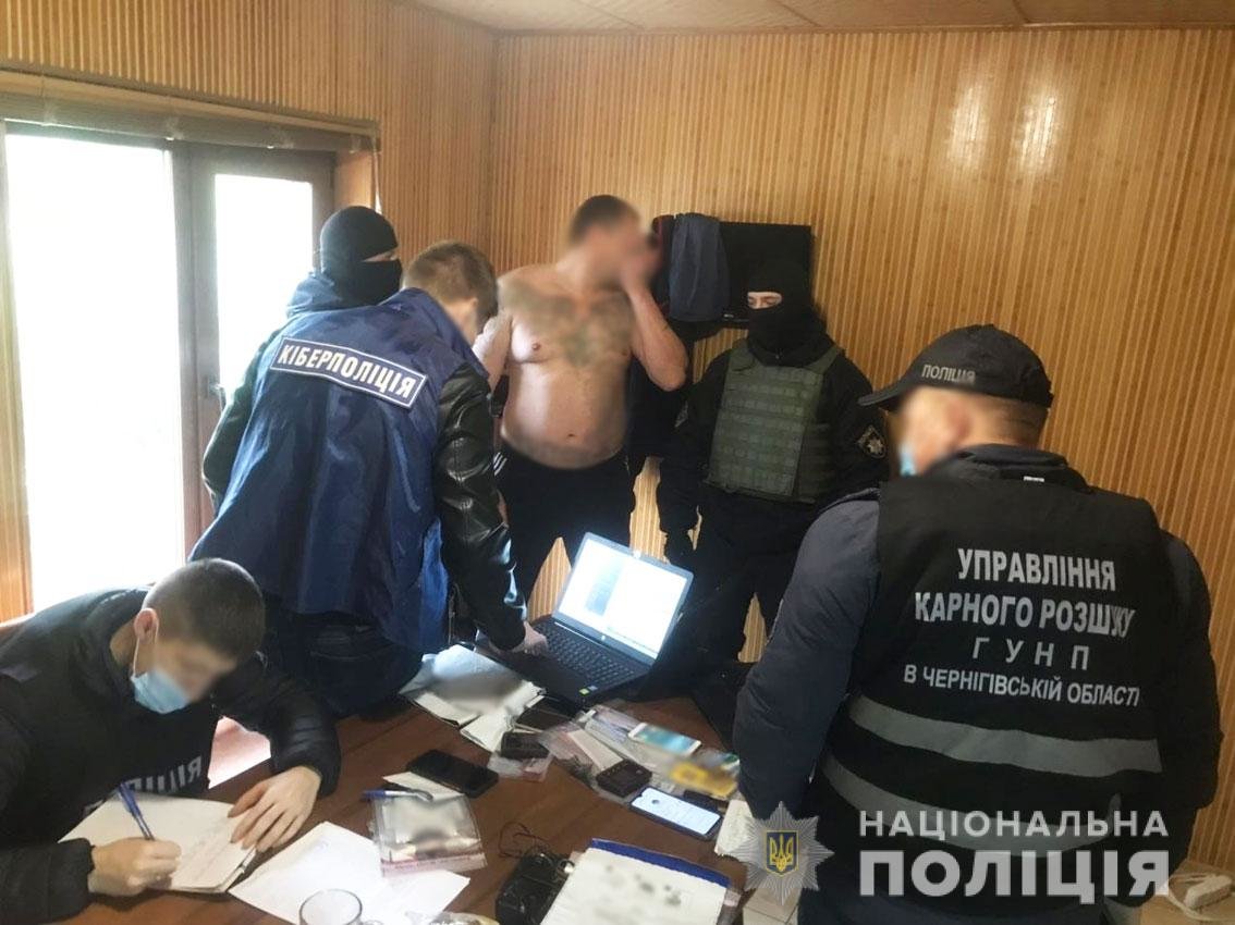 Збирали гроші на електронний гаманець: поліція Чернігівщини "накрила" міжнародний шахрайський call-центр