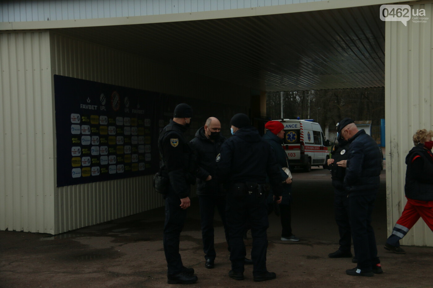 Молодики із символікою ФК "Десна" побили директора чернігівського стадіону. Його забрала швидка
