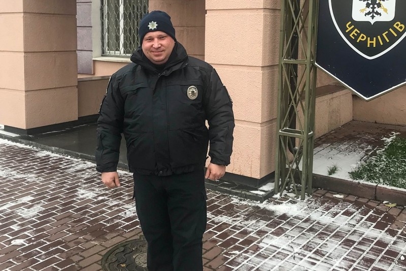 Чернігівський патрульний надав першу допомогу жінці, яку збив мікроавтобус