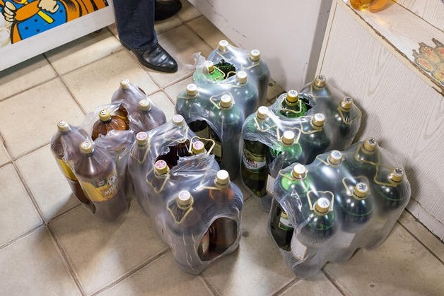 Компанія чернігівців викрала зі складу магазину 43 пляшки пива