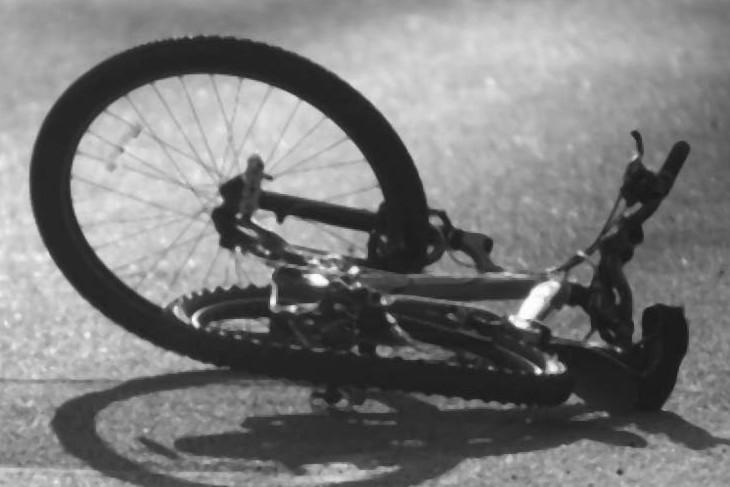 Біля Седнєва автівка збила велосипедистку та зникла з місця аварії
