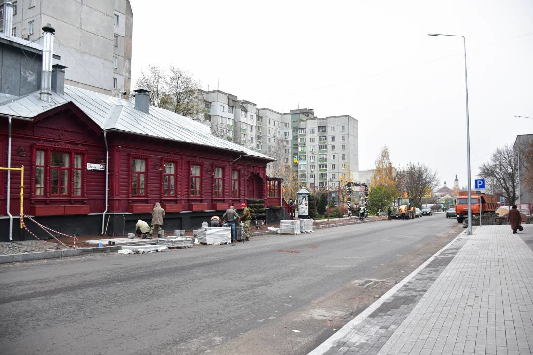 Ремонт тротуарів на кількох дорогах Чернігова обіцяють завершити до зими