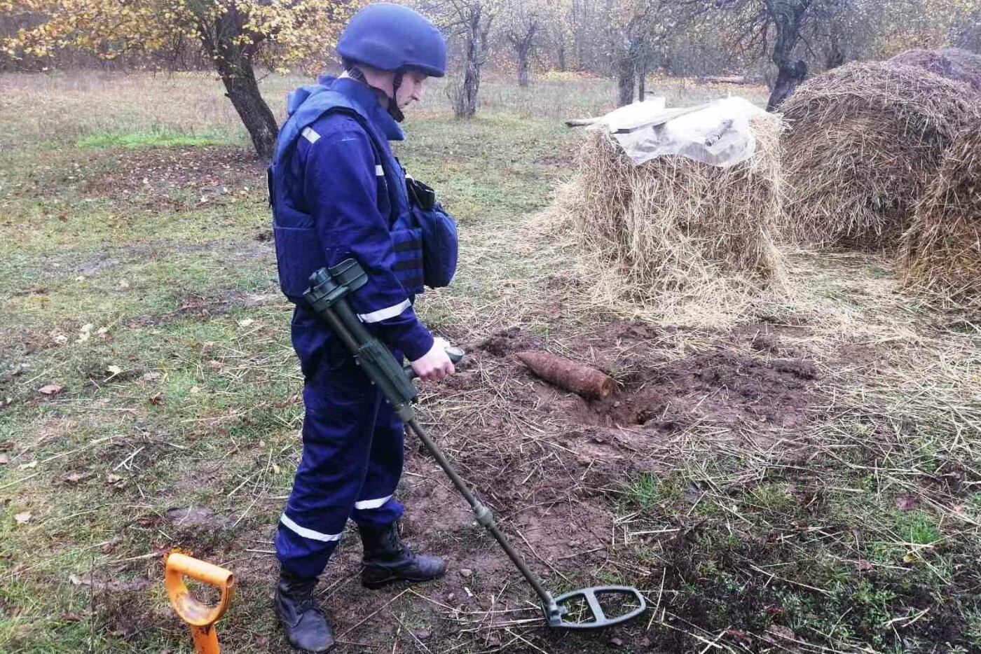 Снаряд під соломою: на Чернігівщині виявили боєприпас