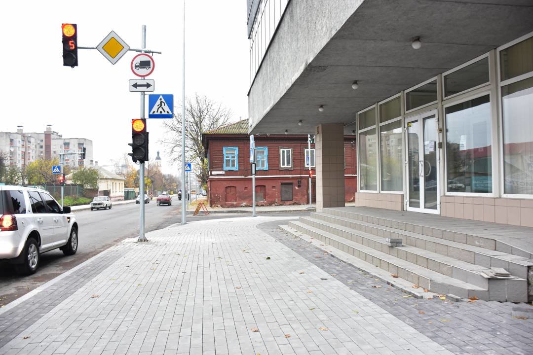 Ремонт тротуарів на кількох дорогах Чернігова обіцяють завершити до зими