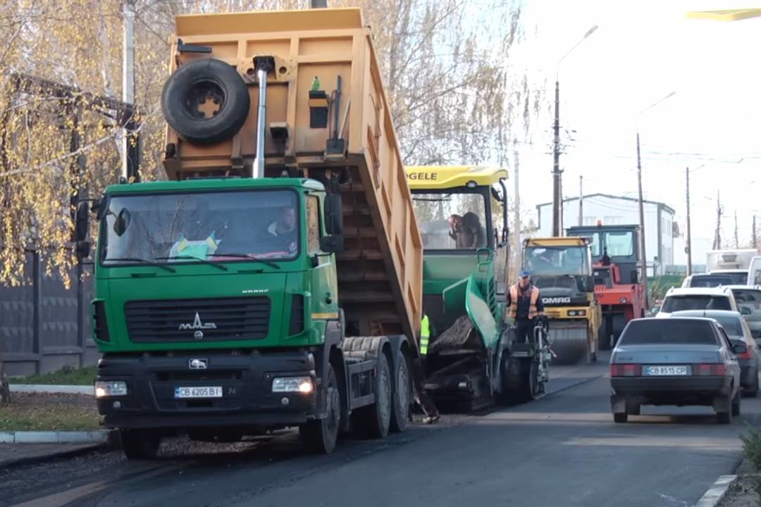 У Чернігові завершують роботи на останній з 37 відремонтованих у 2020 році вулиць