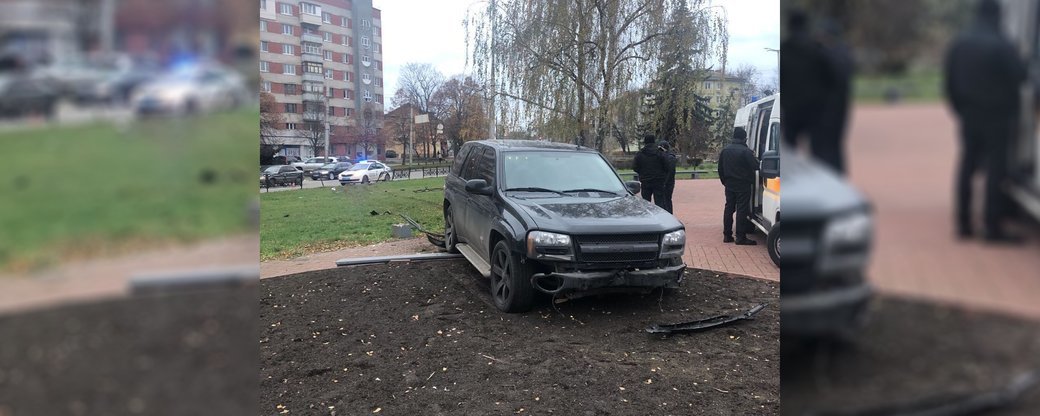 У Чернігові біля "Танку" знову аварія: позашляховик протаранив паркан та вилетів на клумбу