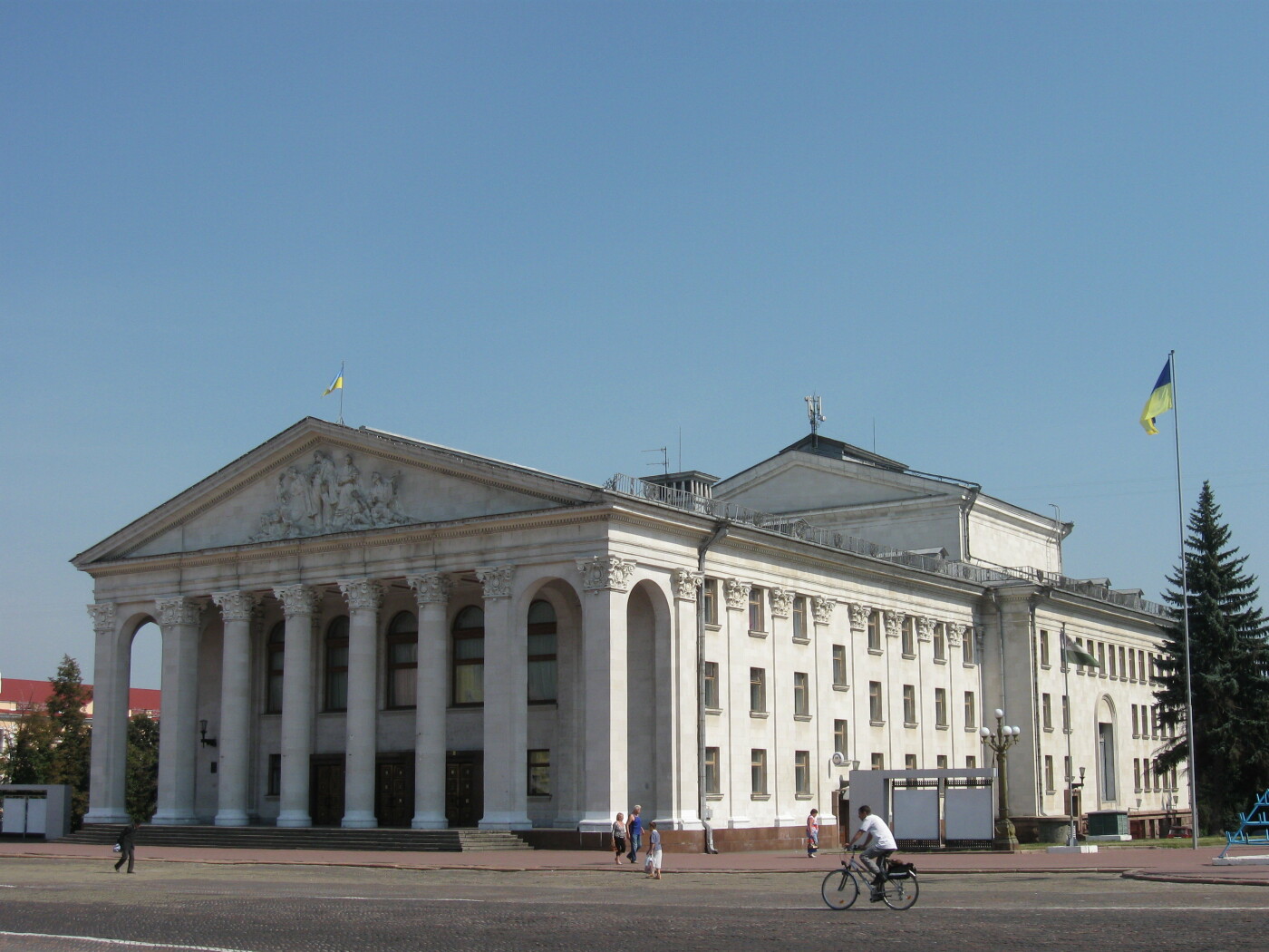 Чернігівський облмуздрамтеатр закриє двері назавжди?