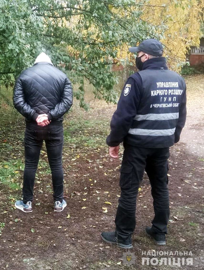 На Чернігівщині горе-батько чатував на поліцейського з ножем