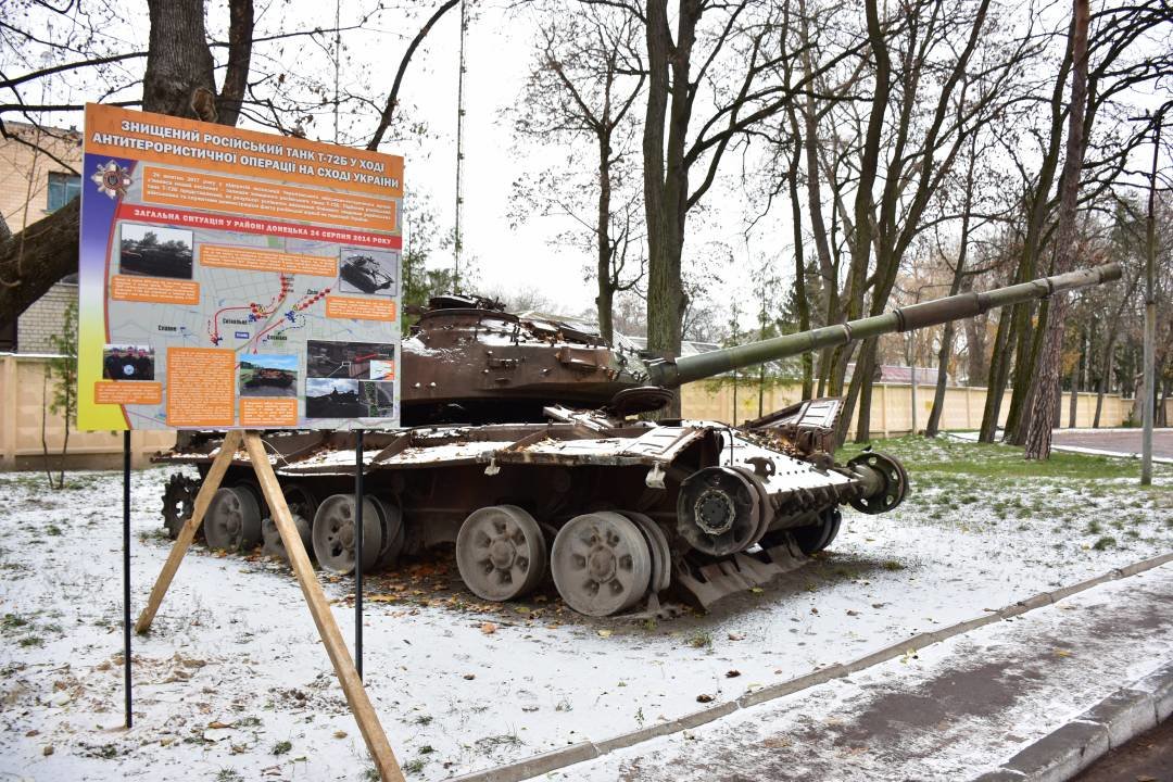 Про підбитий російський танк туристи і чернігівці читатимуть зі стенду