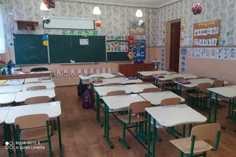 Школи Сновської громади почали отримувати меблі для цьогорічних першокласників
