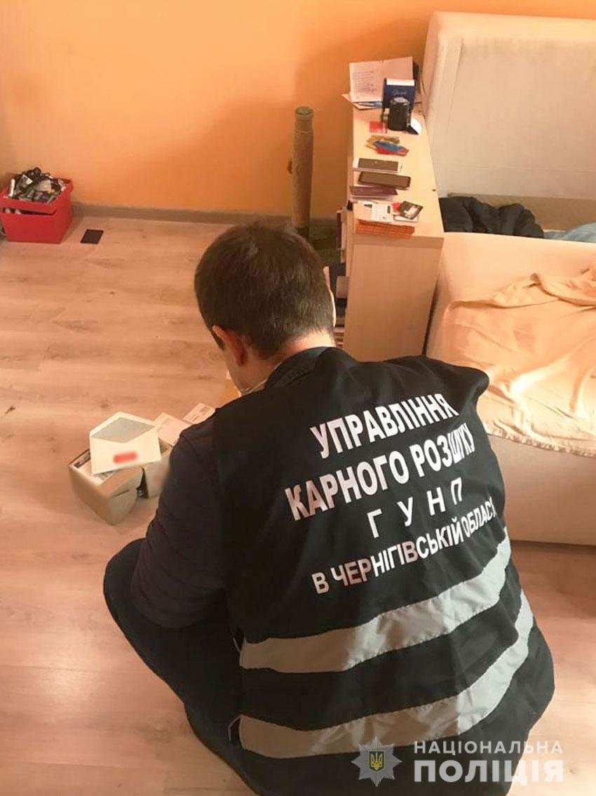 Онлайн-кредити замість працевлаштування: на Чернігівщині затримали шахраїв