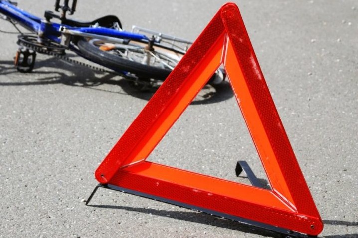 На київській трасі мікроавтобус на смерть збив велосипедиста