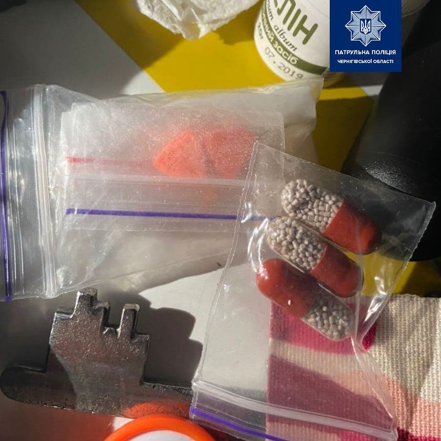 Тікав від патрульних на велосипеді: у чернігівського парубка знайшли наркотики