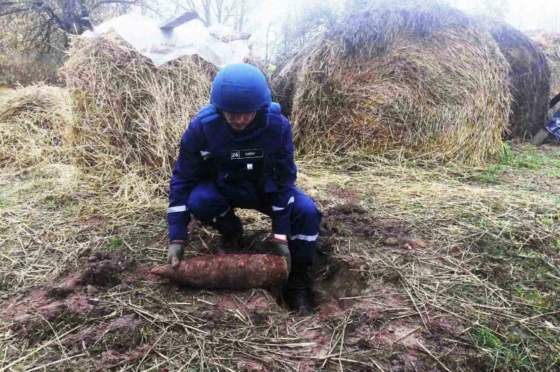 На Сосниччині піротехніки знищили артилерійський снаряд калібром 152 мм часів Другої світової війни