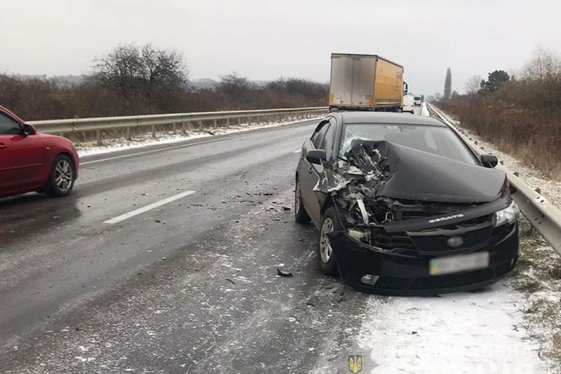 Ожеледиця: на дорогах Чернігівщини сталося вже 10 ДТП