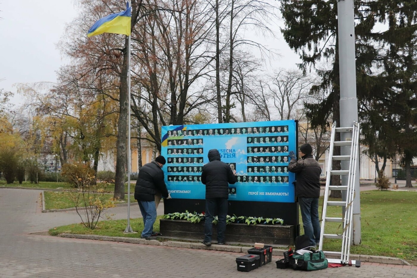 На Красній площі у Чернігові оновили стелу Героям Небесної Сотні