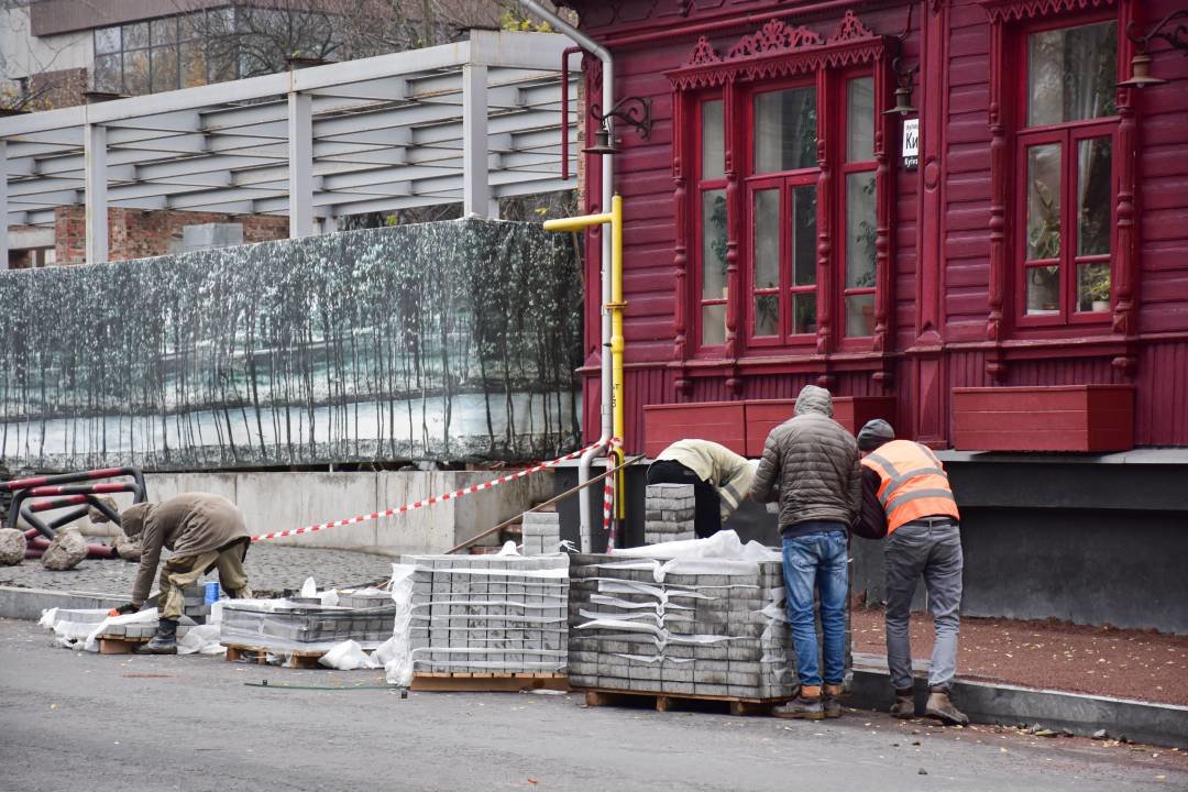 Ремонт тротуарів на кількох дорогах Чернігова обіцяють завершити до зими