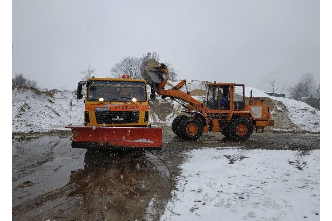 Перший снігопад: як чернігівські комунальники вулиці розчищали