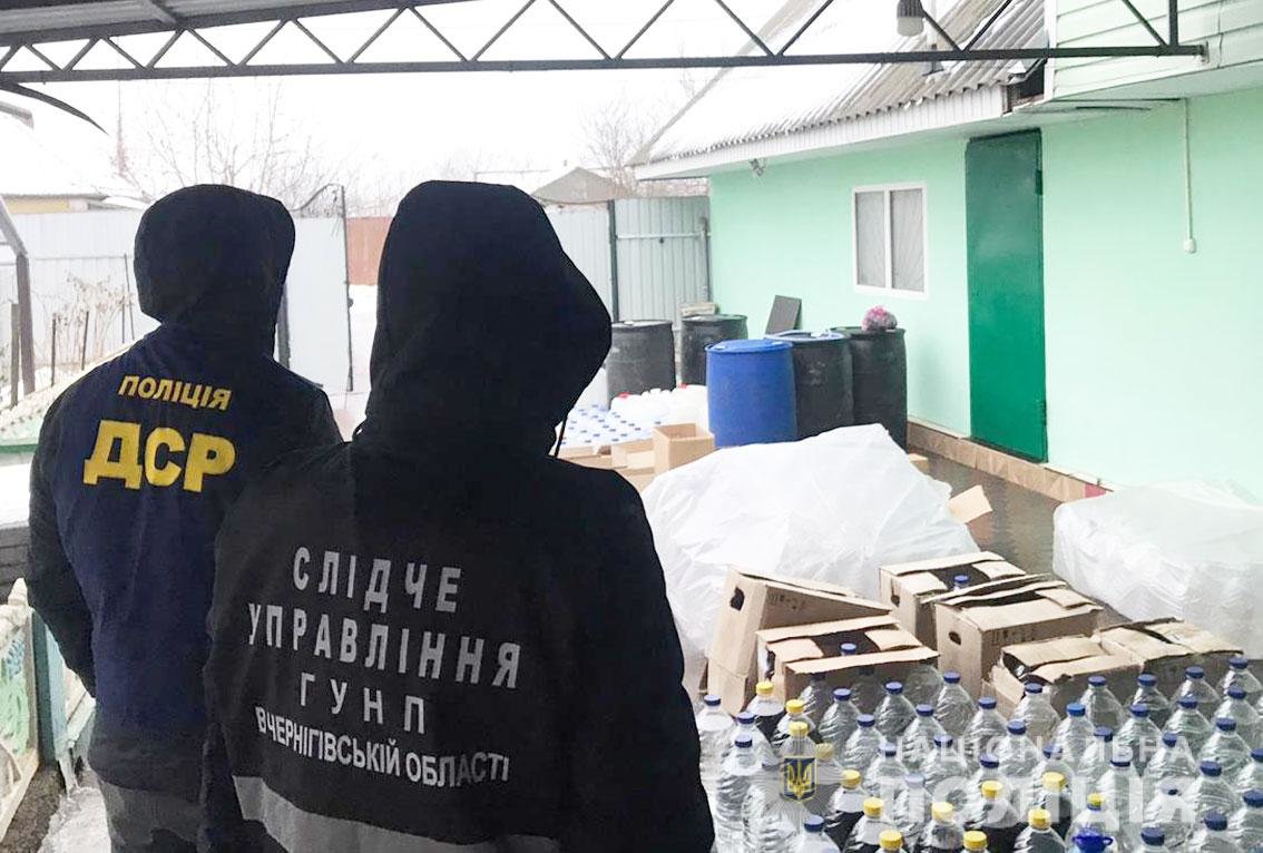 Ділок з Чернігівщини збував підроблену горілку у власному магазині