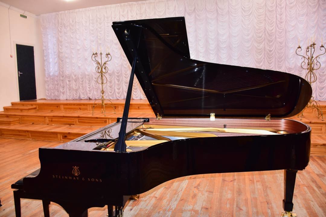 До чернігівської музичної школи №1 придбали унікальний рояль за більш ніж 4,5 млн грн