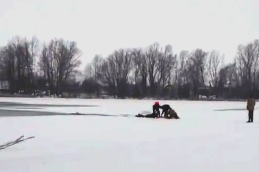 Тонкий лід: любитель зимової риболовлі на одній з річок Чернігівщини провалився під кригу