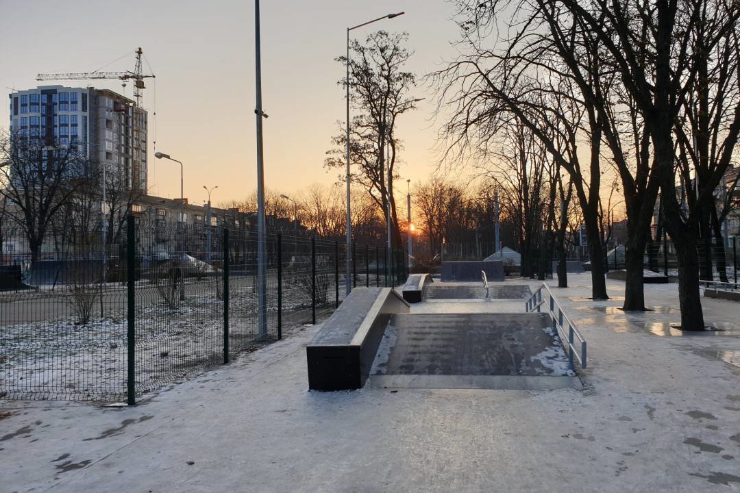 Чернігівські екстремали за сіткою: комунальники огороджують скейт-парк