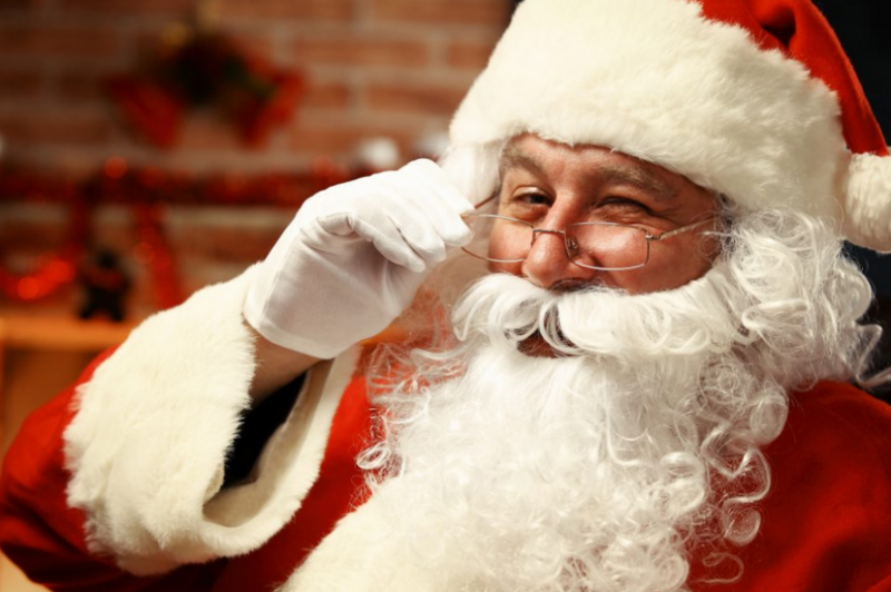 «Таємний» Санта привітає з Різдвяними святами діток з особливими потребами