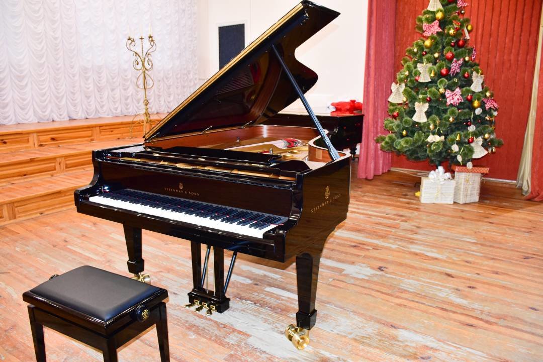 До чернігівської музичної школи №1 придбали унікальний рояль за більш ніж 4,5 млн грн
