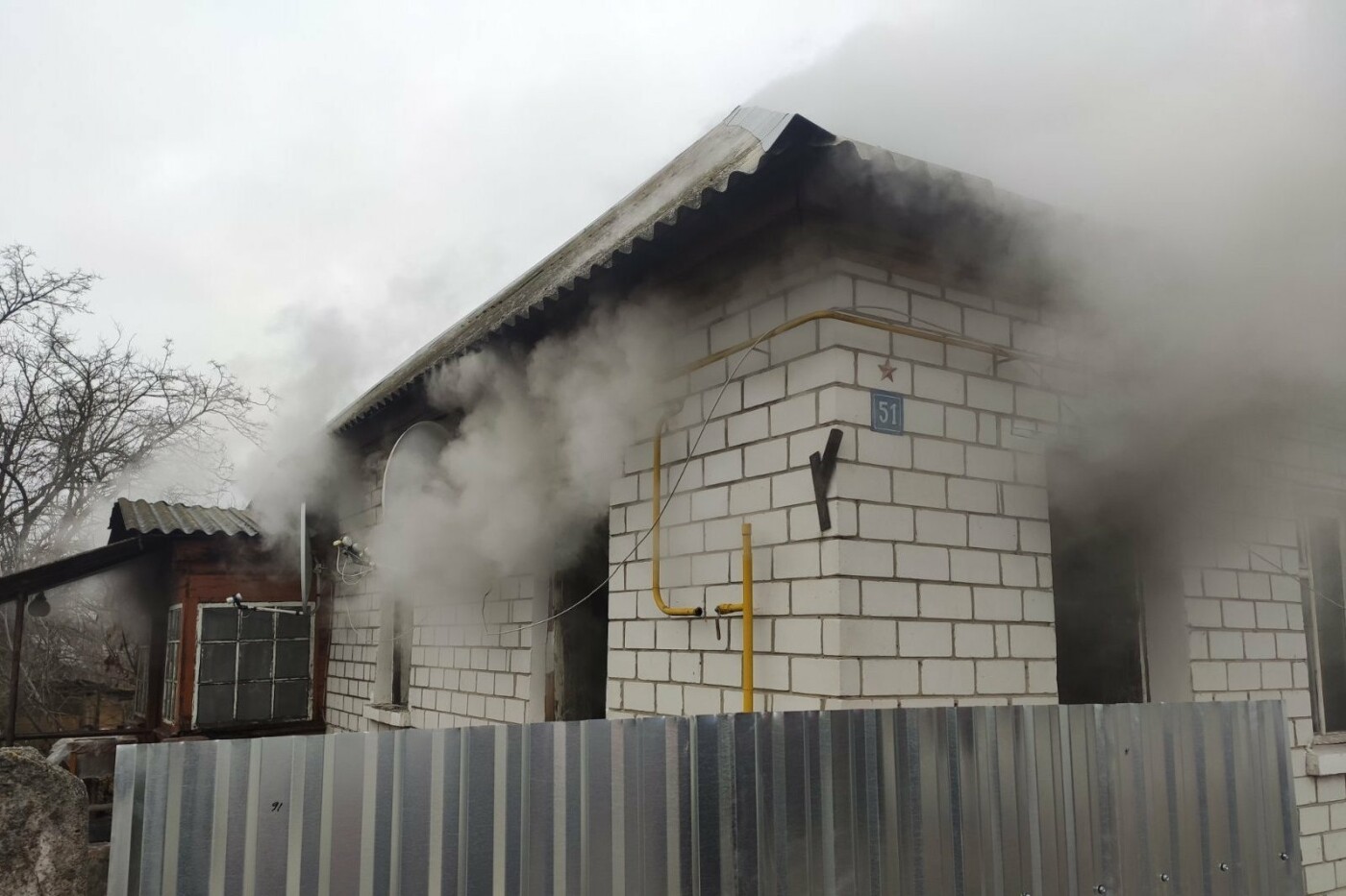 Ледь не згорів заживо: на Чернігівщині вогнеборці врятували чоловіка з інвалідністю