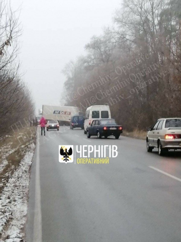 ДТП у Красному: фура перекрила рух транспорту (Фотофакт)